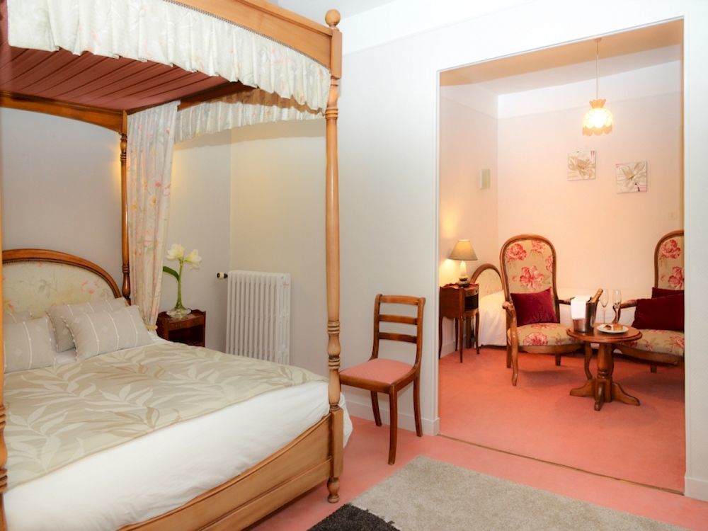 Logis Hotel Et Restaurant Du Dauphin Се Екстер'єр фото