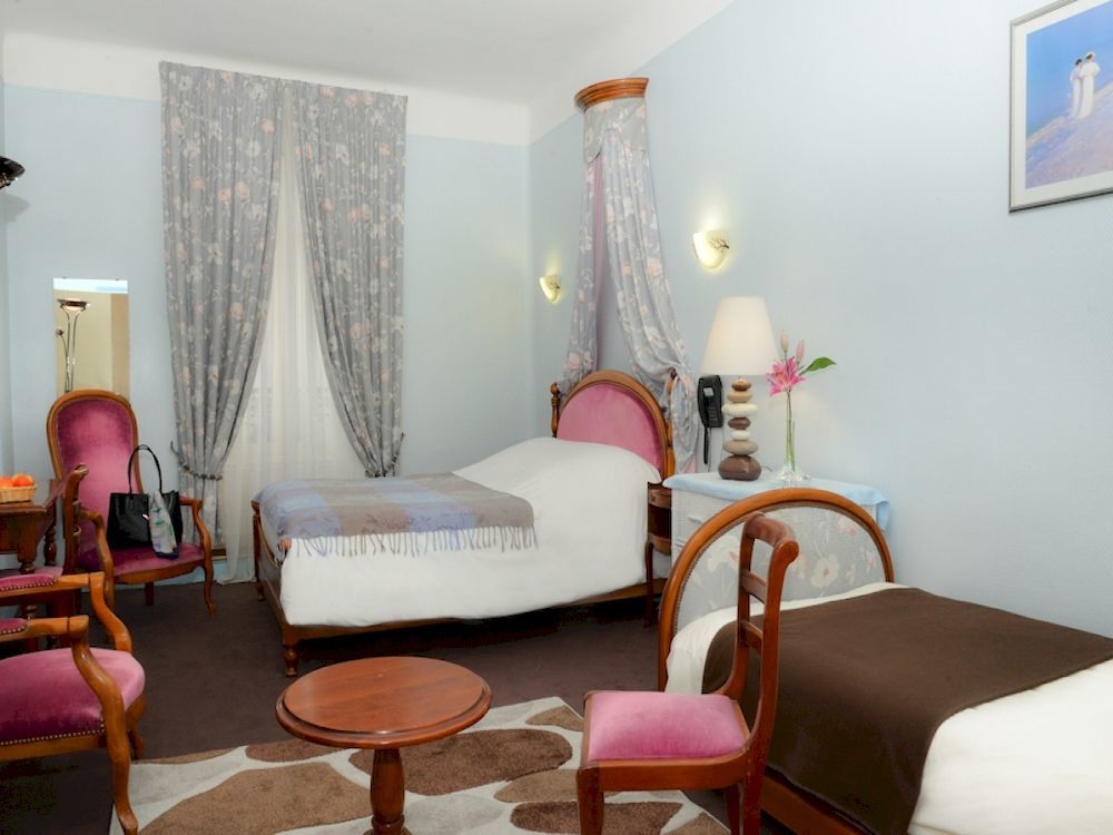 Logis Hotel Et Restaurant Du Dauphin Се Екстер'єр фото