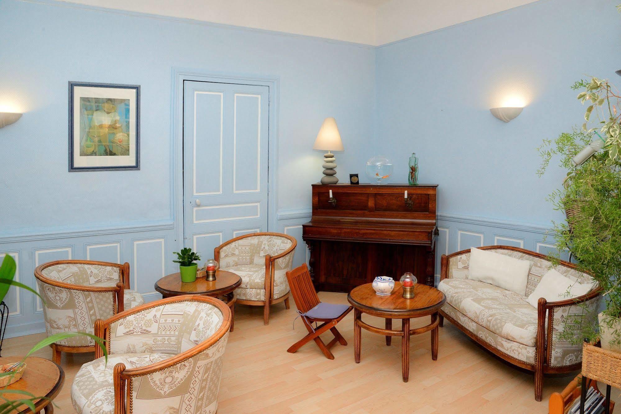 Logis Hotel Et Restaurant Du Dauphin Се Екстер'єр фото
