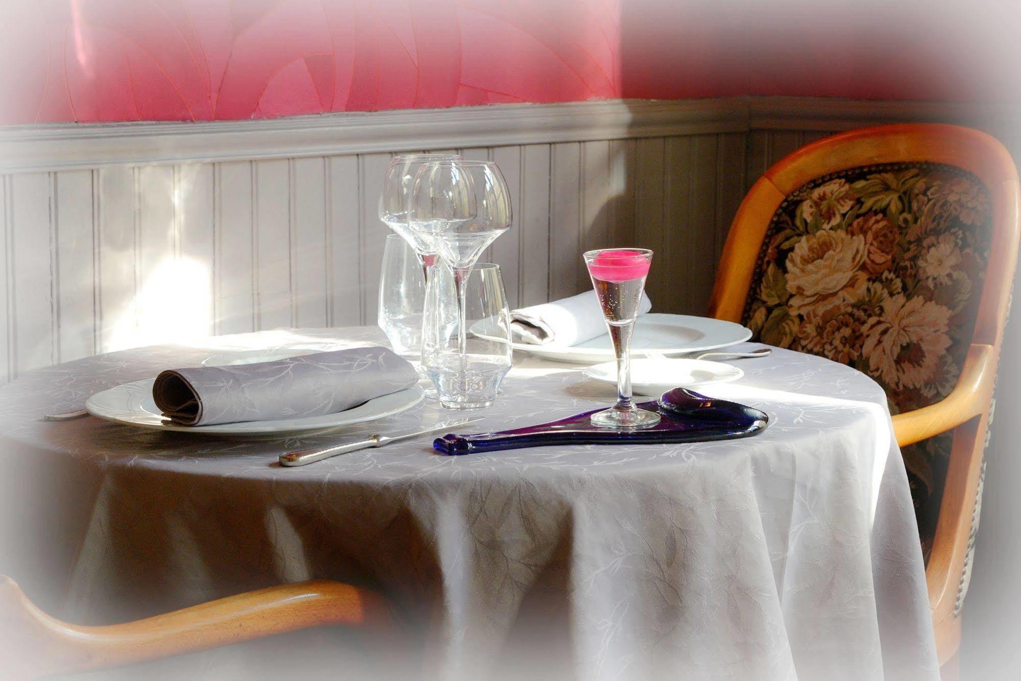 Logis Hotel Et Restaurant Du Dauphin Се Екстер'єр фото