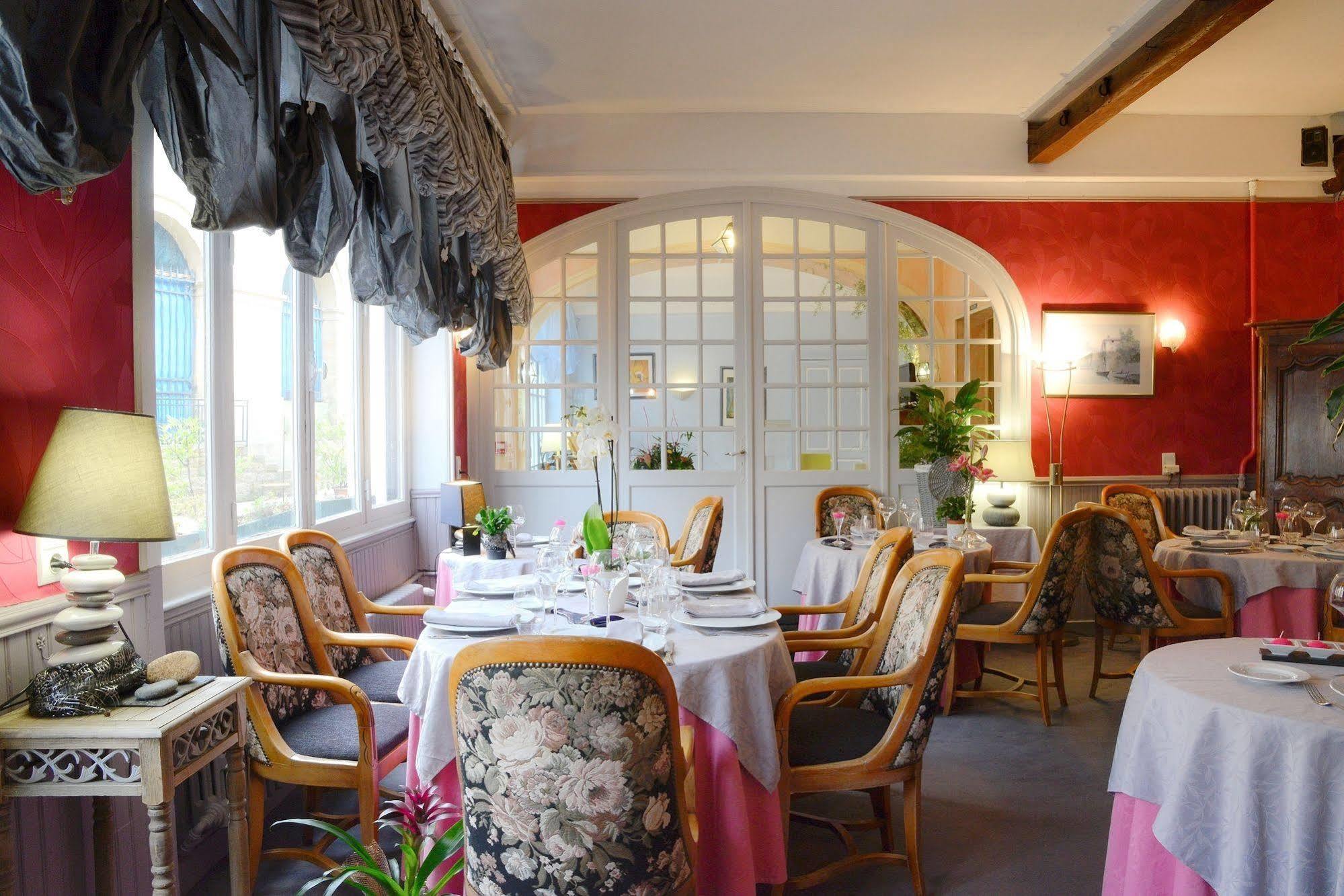 Logis Hotel Et Restaurant Du Dauphin Се Екстер'єр фото