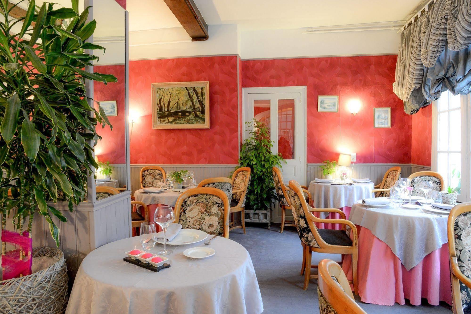 Logis Hotel Et Restaurant Du Dauphin Се Екстер'єр фото
