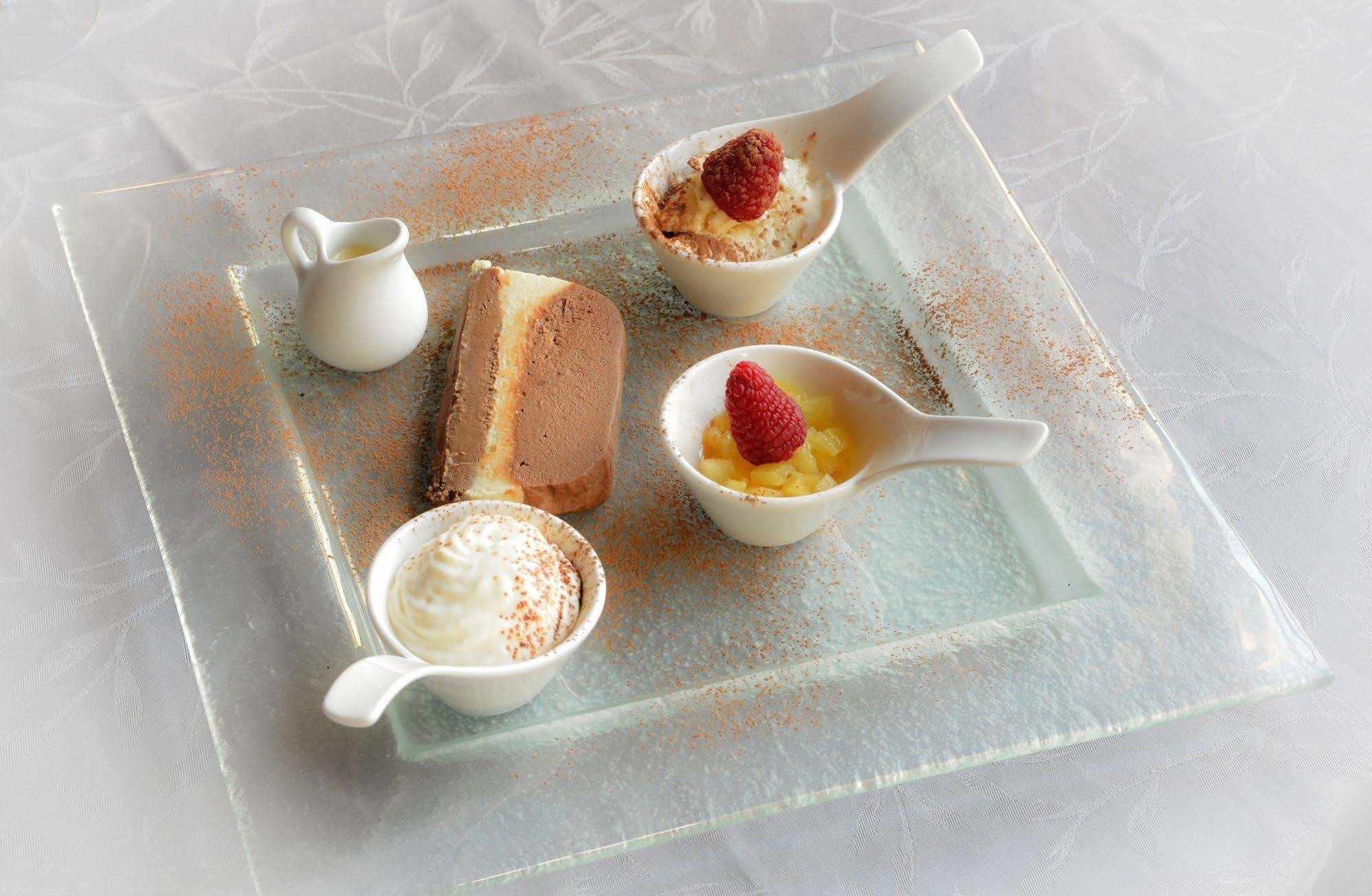 Logis Hotel Et Restaurant Du Dauphin Се Екстер'єр фото