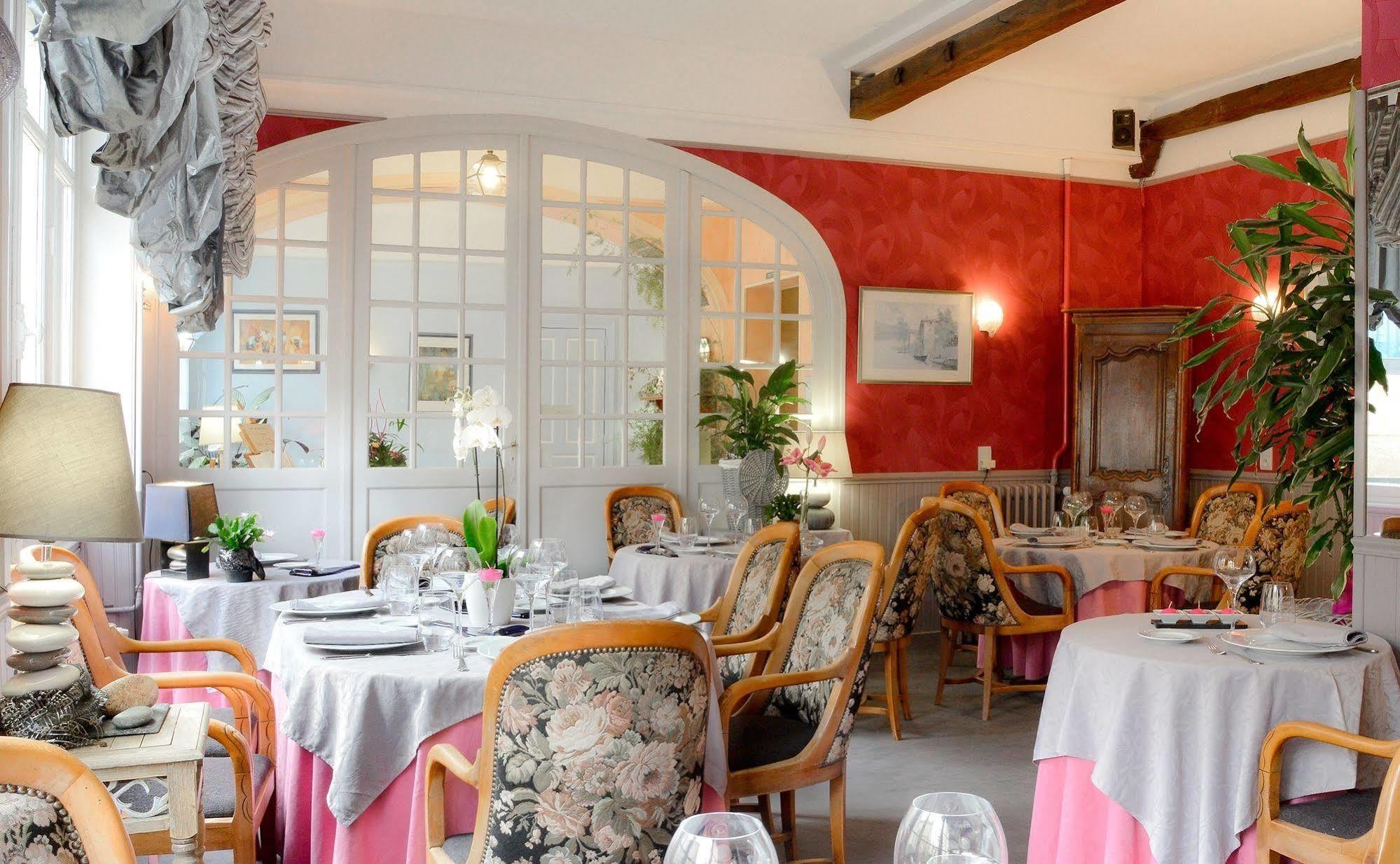 Logis Hotel Et Restaurant Du Dauphin Се Екстер'єр фото