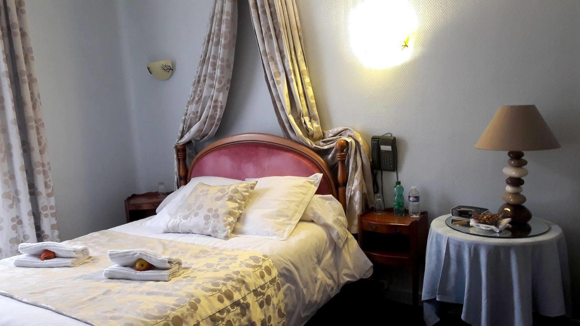 Logis Hotel Et Restaurant Du Dauphin Се Екстер'єр фото