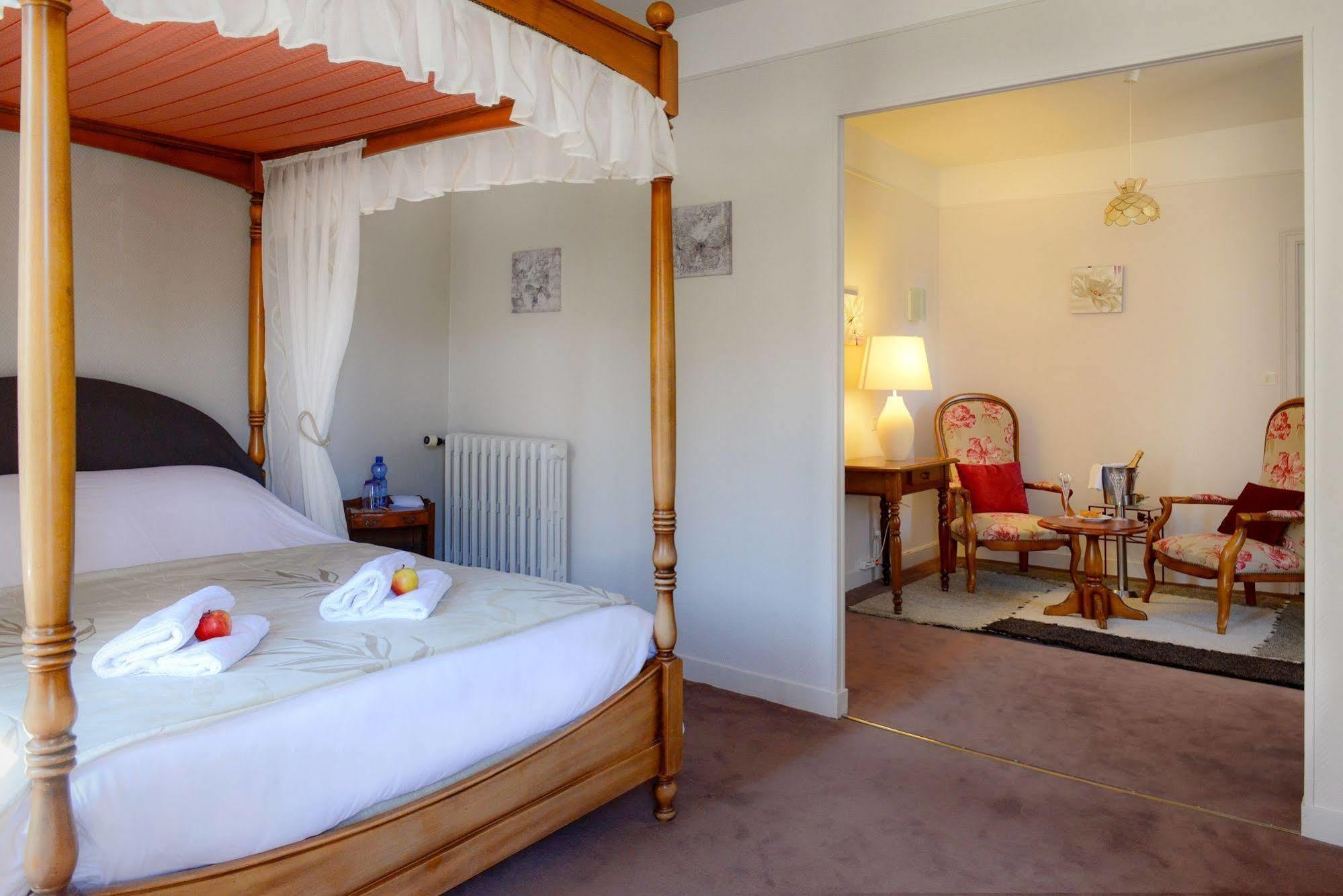 Logis Hotel Et Restaurant Du Dauphin Се Екстер'єр фото