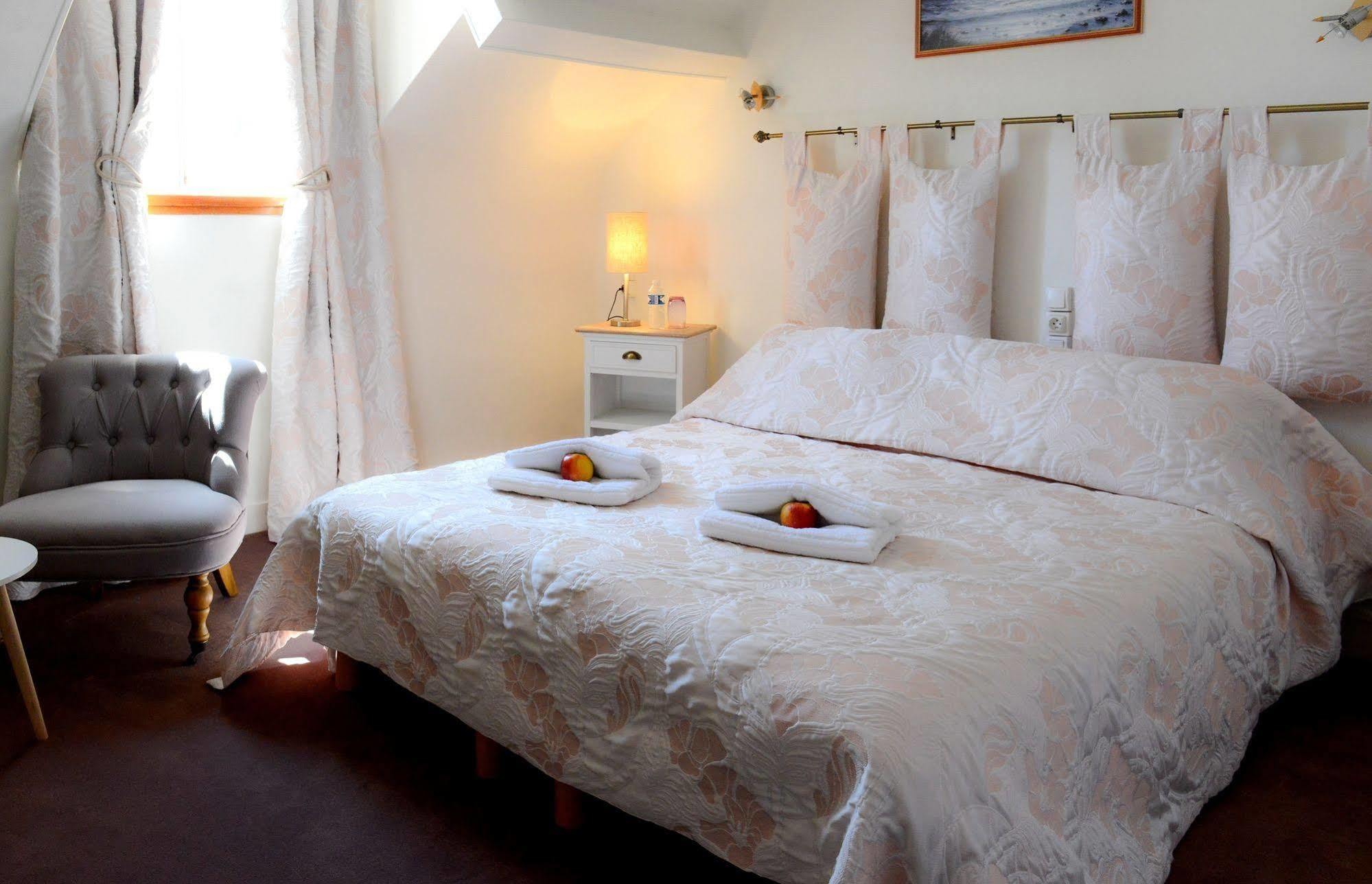 Logis Hotel Et Restaurant Du Dauphin Се Екстер'єр фото