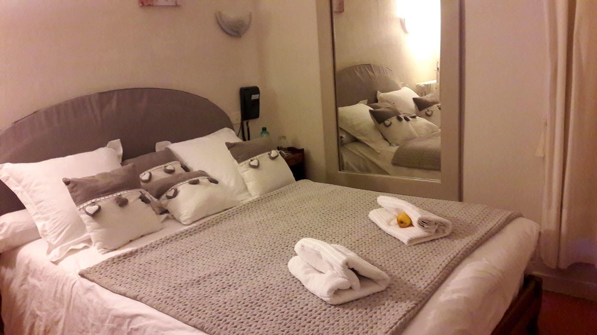 Logis Hotel Et Restaurant Du Dauphin Се Екстер'єр фото